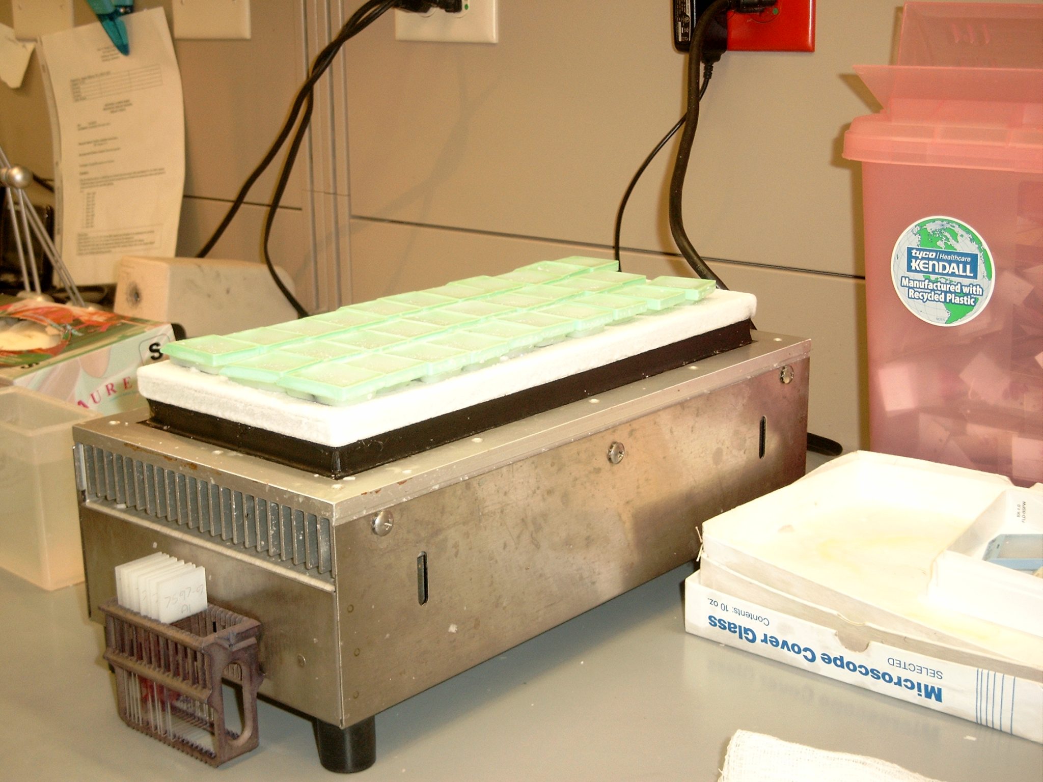 medical laboratory uses AHP1200CP cold plate for histology